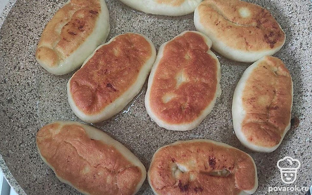 Дрожжевые пирожки с картошкой — Рецепт с фото