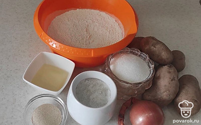 Подготовьте все необходимые ингредиенты. Муку просейте. Картофель, лук вымойте и почистите.