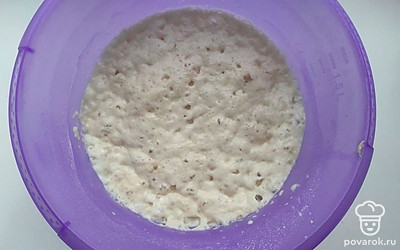 Приготовьте опару для теста: в небольшой емкости смешайте дрожжи, сахар, соль, теплую воду и 5 столовых ложек просеянной муки. Все перемешайте, накройте емкость салфеткой и оставьте в теплом месте на 20-30 минут. За это время опара увеличится в объеме и покроется пузырьками.