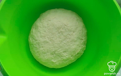 Затем добавьте в опару растительное масло, оставшуюся просеянную муку. Перемешать тесто ложкой, а затем вымесить руками. Тесто для пирожков должно получиться мягким и слегка липнуть к рукам.