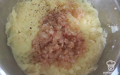 Приготовьте начинку для пирожков. Нарежьте картофель крупными кусочками и сварите в воде с добавлением лаврового листа. Когда картофель будет готов, лавровый лист извлеките и сделайте картофельное пюре, посолите.