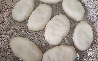 Выложите пирожки швом вниз на поверхность, смазанную маслом. В глубокую сковороду или кастрюлю налейте большое количество растительного масла. Разогрейте масло и выкладывайте в него пирожки швом вниз. Обжаривайте пирожки с двух сторон на среднем огне, до золотистого цвета. Готовые пирожки выложите на бумажное полотенце, чтобы убрать излишки масла.