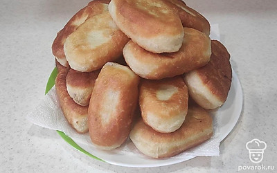 Готовые пирожки выложите в большое блюдо. Подавайте в горячем виде.