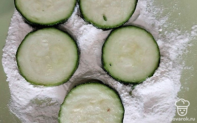 Кабачок обваляйте в муке с двух сторон. Отправьте на разогретую сковороду с растительным маслом. 