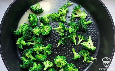 Брокколи промойте под проточной водой, разберите на небольшие соцветия и обжарьте в сковороде на растопленном сливочном масле в течение 3-5 минут.