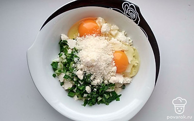 Адыгейский сыр разомните вилкой на небольшие кусочки. Зеленый лук нарежьте мелко. Сложите сыр и лук в глубокую емкость, добавьте 2 сырых яйца и тертый сыр Пармезан, все ингредиенты перемешайте. Добавьте брокколи и еще раз аккуратно перемешайте.