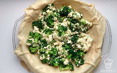 Форму для запекания смажьте оливковым маслом. Выложите поочередно в форму 5 листов теста фила друг на друга, при этом выкладывая, каждый лист теста смазывайте оливковым маслом. Затем, выложите приготовленную начинку из сыров и брокколи. Сверху накройте начинку последним 6 листом.