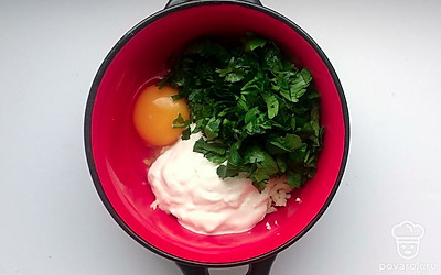 Зелень петрушки вымойте и мелко нарубите, сыр Моцарелла натрите на крупной терке. Сложите в небольшую глубокую емкость сыр и зелень, разбейте в емкость яйцо, добавьте по вкусу смесь перцев, тщательно перемешайте все ингредиенты.