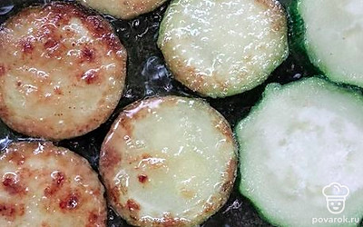 Жарьте кабачки с двух сторон, до золотистой корочки. 