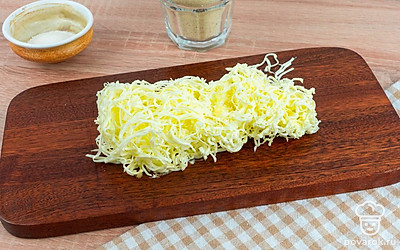 Сливочное масло достаньте из морозилки и натрите на мелкой или средней терке.