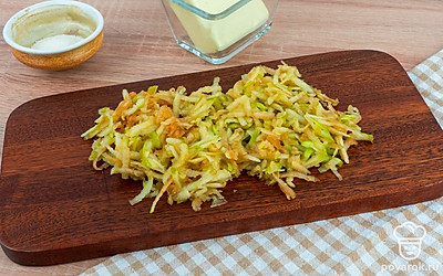 Яблоки натрите на крупной или средней терке.