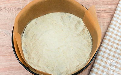 Форму для выпекания проложите пергаментной бумагой. Первым слоем равномерно распределите по дну сухую смесь.