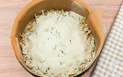 Поверх сухой смеси выложите натертые яблоки, далее – снова сухая смесь и снова яблоки.