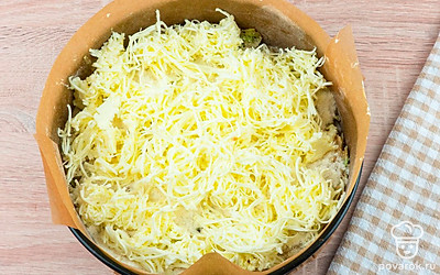 Завершать слои должна сухая смесь, поверх которой выложите натертое сливочное масло. Отправляйте пирог в заранее разогретую до 180 градусов духовку примерно на 60 минут до образования румяной корочки.