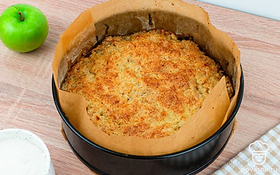 Готовый пирог достаньте из духовки и дайте полностью остыть при комнатной температуре. Затем извлеките из формы, нарежьте порционными кусками и подавайте к столу. Приятного аппетита!