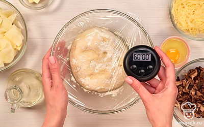 Приготовьте тесто. Муку просейте и насыпьте в миску, добавьте сахар и соль, перемешайте. Всыпьте упаковку дрожжей и перемешайте миксером на маленькой скорости. Перемешивая, постепенно влейте в муку 100 мл молока. Вымешивайте тесто в течение нескольких минут. Затем, не переставая вымешивать, постепенно влейте растительное масло. Хорошо вымесите тесто. Гладкое тесто переложите в миску с учетом того, что тесто вырастет в объеме в 4-5 раз. Миску предварительно смажьте маслом. Накройте миску пищевой пленкой или крышкой и оставьте на час-полтора при комнатной температуре.