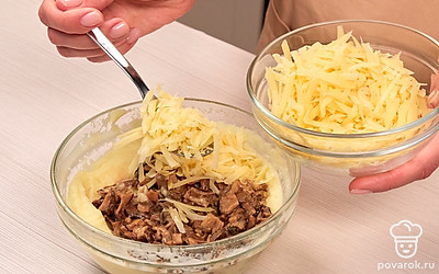 Приступите к приготовлению начинки. В сковороде разогрейте растительное масло, добавьте грибы, посолите и немного обжарьте. Влейте 150 мл молока, размешайте. Как только молоко закипит, уменьшите огонь, накройте сковороду крышкой и тушите 25-30 минут, пока молоко полностью не испарится. Картофель положите в горячую подсоленную воду и варите до готовности. Слейте воду с картофеля, разомните, добавьте оставшееся молоко и сливочное масло. Смешайте картофельное пюре с грибами и тертым сыром.