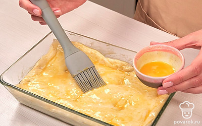 Раскатайте тесто. Когда тесто подойдет, присыпьте руки мукой и переложите тесто на стол. Стол предварительно смажьте тонким слоем масла. Разделите тесто на две неравные части. Большую часть теста раскатайте и уложите на дно формы. Распределите начинку. На начинку уложите второй слой теста и соедините края пирога. Взбейте яйцо и смажьте пирог. Затем поставьте пирог в духовку и выпекайте примерно 30 минут при 190 градусах.