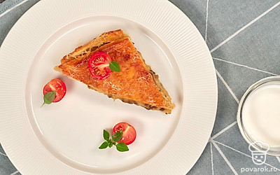 Готовый пирог смажьте смесью молока и сливочного масла. Накройте пирог салфеткой и дайте ему остыть. После разрежьте пирог с грибами и картофелем на порционные кусочки и подайте к столу.