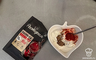 Для соуса смешайте майонез, кетчуп, горчицу, паприку и соль.