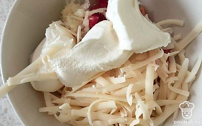 Выложите в удобную миску сметану. Натрите на терке сыр. Туда же добавьте помидоры и чеснок. Все перемешайте. При необходимости посолите.