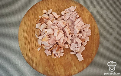 Куриную грудку нарежьте кубиком.