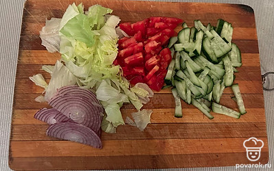 Овощи помойте, нарежьте.