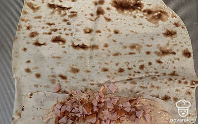 Лаваш смажьте соусом, сверху выложите копченое филе.