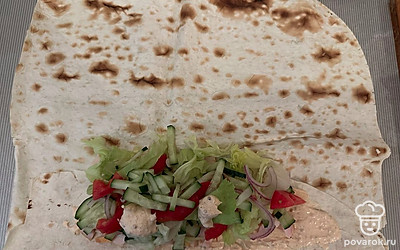 Сверху выложите овощи и соус.