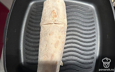 Сверните лаваш. Шаурму обжарьте на сухой сковороде с двух сторон до румяной корочки.