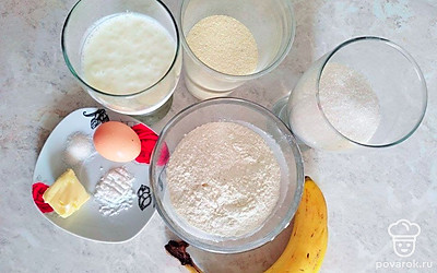 Манную крупу смешайте с кефиром и содой, оставьте на 15 минут набухать.