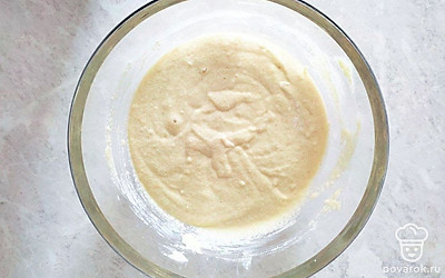 Яйцо взбейте с сахаром и ванилином, отправьте к набухшей манке. Вмешайте муку, добавьте растопленное сливочное масло. Тесто должно напоминать по консистенции густую сметану.