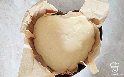 Бананы нарежьте и выложите на дно, застеленной пергаментом, формы, сверху равномерно распределите тесто. Уберите в разогретую до 180 градусов духовку на 40 минут.