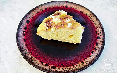 Подавайте предварительно разрезав на порции, посыпьте сахарной пудрой, корицей и полейте шоколадным или ванильным допингом.