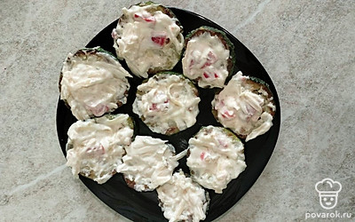 Смажьте кабачки сырной смесью с помидорами. 