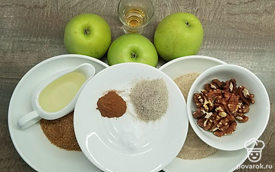 Отмерьте все продукты, смешайте муку, соду, корицу и ванильный сахар. Очистите яблоки от кожуры и семян. Приготовьте небольшую форму диаметром 18 см, включите духовку на 180 ºC.