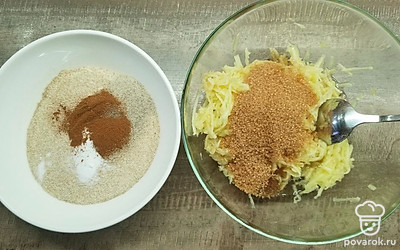 Натрите на крупной терке остальные два яблока, смешайте с яблочным уксусом, оставшимся сахаром и растительным маслом. Всыпьте смесь из муки, соды и специй и замешайте ложкой густое тесто.