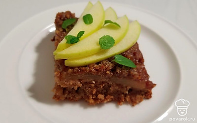 Перед подачей проведите ножом между стенками формы и пирогом, накройте форму сверху блюдом и переверните пирог на блюдо, чтобы яблоки и орехи в карамели оказались сверху. Разрежьте пирог на порции, украсьте тонко нарезанным яблоком и листиками мяты.