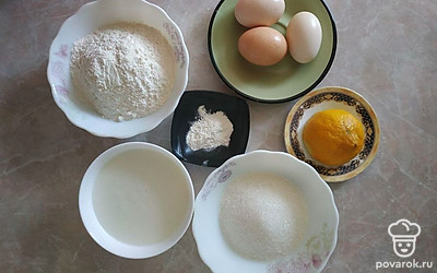 Лимон промойте, обсушите и снимите с него цедру. Муку просейте и смешайте с разрыхлителем. Форму для выпечки смажьте растительным маслом.