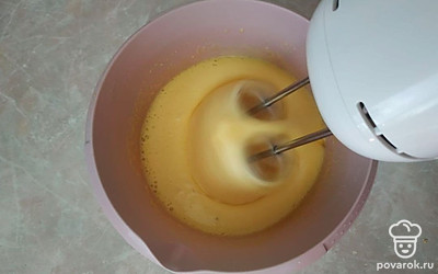 В глубокой посуде взбейте миксером яйца и соль до образования пузырьков. Затем добавьте сахар и взбивайте пока он полностью не растворится.