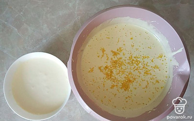 Добавьте цедру лимона и сметану, хорошо перемешайте. В три этапа всыпьте просеянную муку с разрыхлителем. Перемешайте.