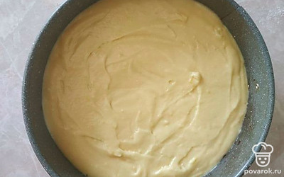 В смазанную маслом форму влейте готовое тесто и выпекайте в разогретой духовке при температуре 180°C около 40 минут.