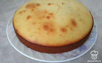 Подавайте этот аппетитный пирог, присыпав сахарной пудрой. Также можно украсить его вареньем, джемом, свежими ягодами или сгущенкой.