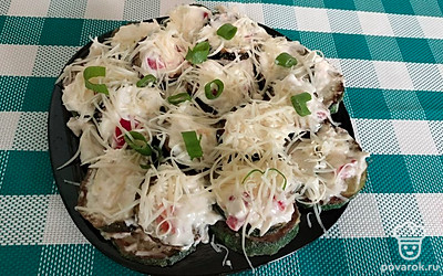 Сверху посыпьте все тертым сыром и мелко нарезанным зеленым луком. 