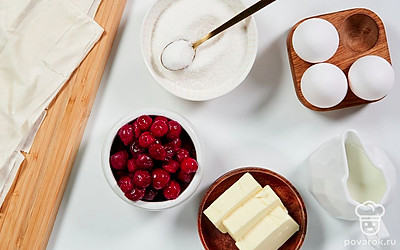 Подготовьте продукты для пирога из фило. Масло растопите. Тесто фило разморозьте.