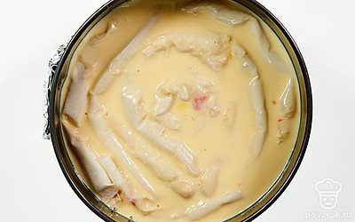 Приготовьте пирог из фило. Круглую форму для запекания смажьте растопленным сливочным маслом. Выложите рулеты в виде спирали. Запекайте в духовке при 180 градусах 20-25 минут. В это время сделайте заливку. Яйцо соедините с сахаром и сливками. Перемешайте. На готовый пирог вылейте заливку. Снова уберите в духовку на 20-25 минут.