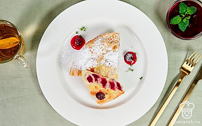 Остудите готовый пирог из фило. Разделите на порции и подайте к чаю.