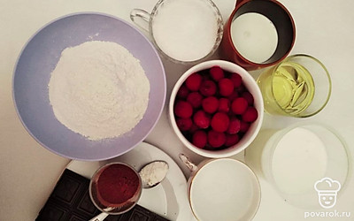 Разморозьте и очистите вишню от косточек. Затем выложите ее на дуршлаг, для избавления от лишней жидкости. Разломайте плитку шоколада.