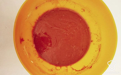 В общую посуду поместите муку, разрыхлитель теста, сахар и какао. Тщательно перемешайте все ингредиенты. Затем добавьте кефир, немного воды и растительное масло. Перемешайте смесь до однородности.