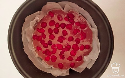 Застелите пергаментом чашу микроволновки, предварительно смазав ее растительным маслом. Вылейте тесто в форму, сверху выложите вишню. Выпекайте пирог в режиме «выпечка» 80 минут.